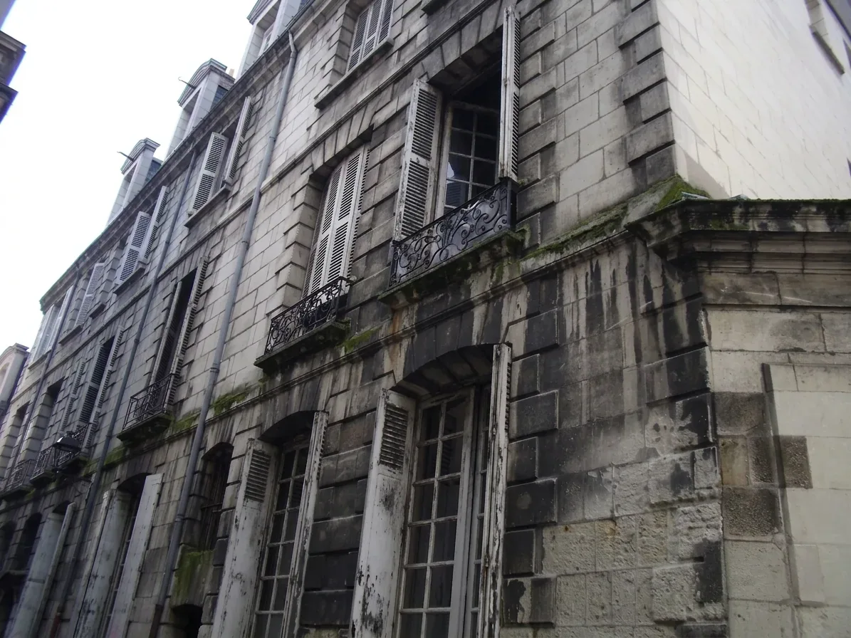 Ravalement de façade en pierre dans le Gard